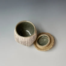 Lidded tea cup