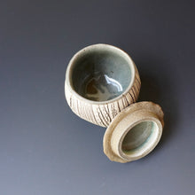 Lidded tea cup