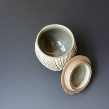 Lidded tea cup
