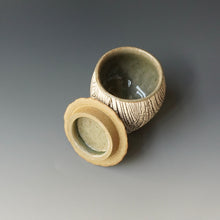 Lidded tea cup