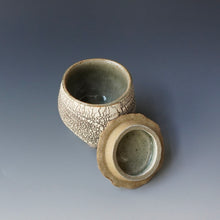 Lidded tea cup