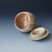 Lidded tea cup